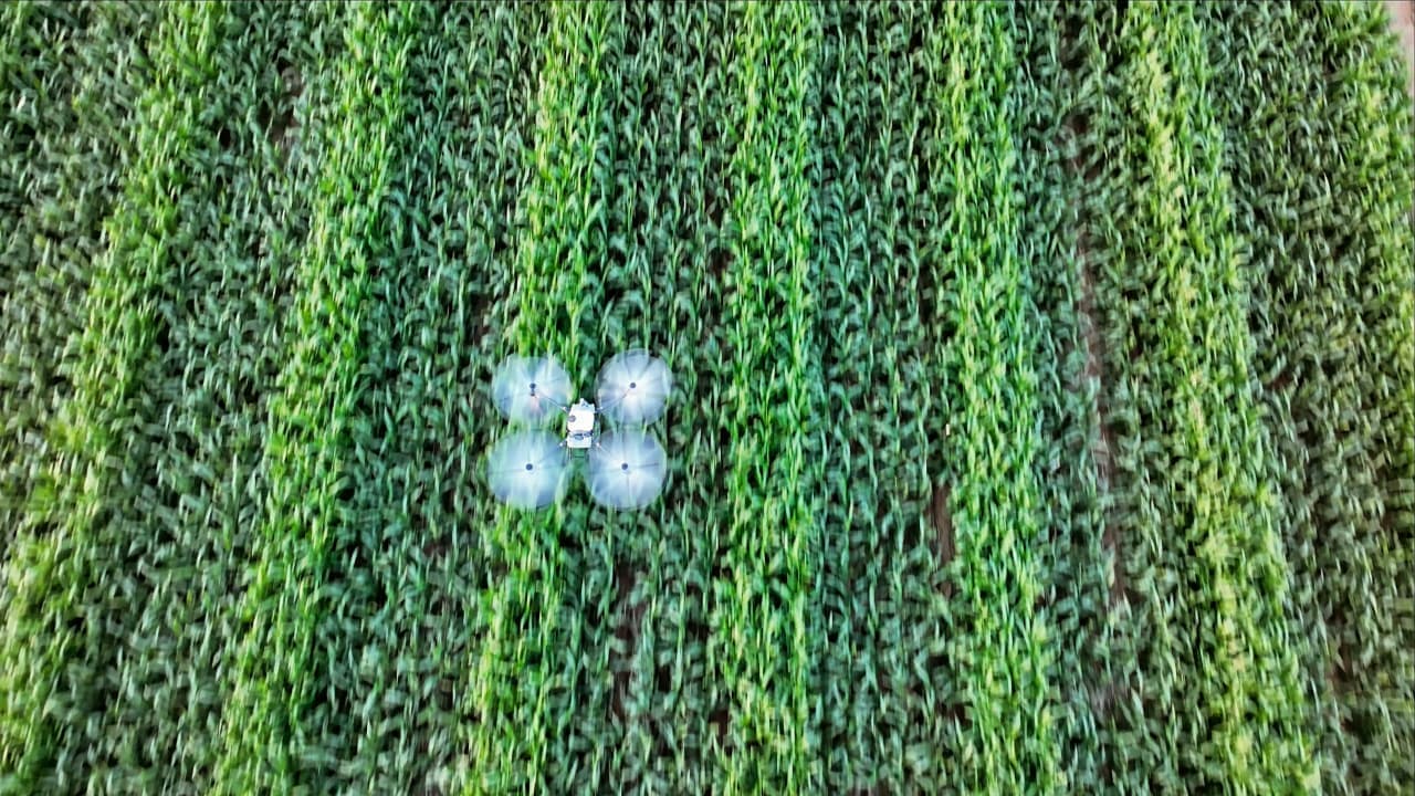 Nova geracao de produtores substitui o trator pelo drone na pulverizacao da safra 2026